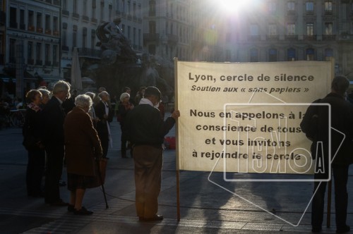 tekoaphotos, cercle de silence, soutien, sans-papiers, lyon, place, terreaux