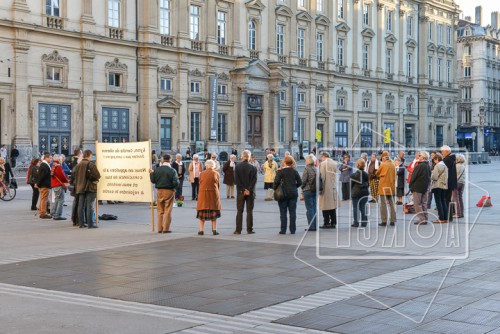 tekoaphotos, cercle de silence, soutien, sans-papiers, lyon, place, terreaux